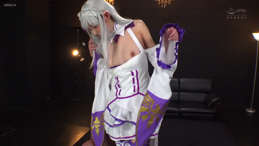 露乳 · 胸部特写 · 站立 · 平静 · 摄影棚 · 展示乳房 · Cosplay服 · 聚光灯