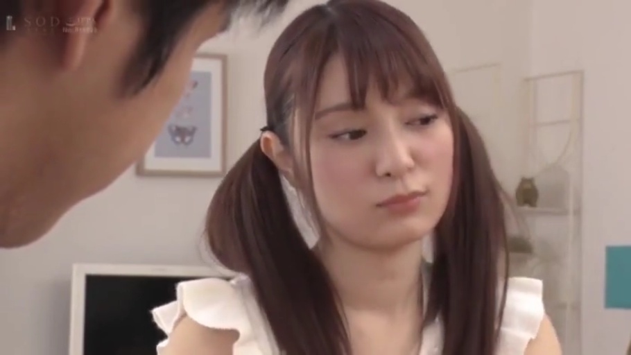 室内 · 坐姿 · 脸部特写 · 交流 · 双马尾 · 白色无袖上衣 · 疑惑