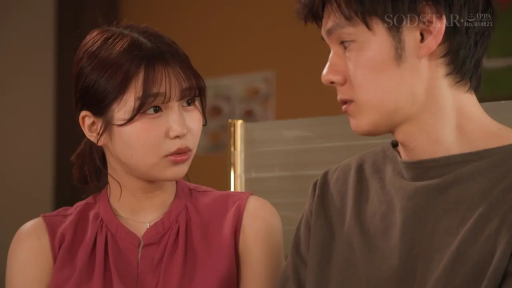 餐厅 · 凝視 · 憂鬱 · 表情 · 对坐 · ピンクのノースリーブトップ · 日常剧情 · 透明隔板