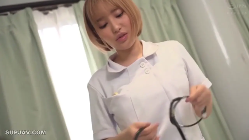 室内 · 护士服 · 站立 · 自然 · 半身 · 金发 · 听诊器 · 摆弄听诊器