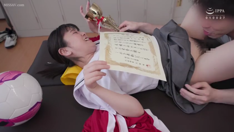 仰卧 · 学生制服 · 更衣室 · 下体特写 · 剧情扮演 · 口吹行为 · 张口惊呼 · 奖杯与足球