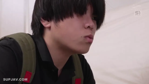 蹲姿 · 全景 · 深V上衣 · 垃圾袋 · 疑惑 · 剧照 · 杂物间 · 整理垃圾