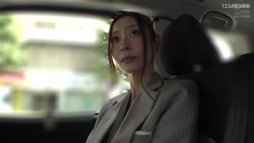 坐姿 · 严肃 · 脸部 · 乘车 · 车内 · OL · 西装 · 安全带