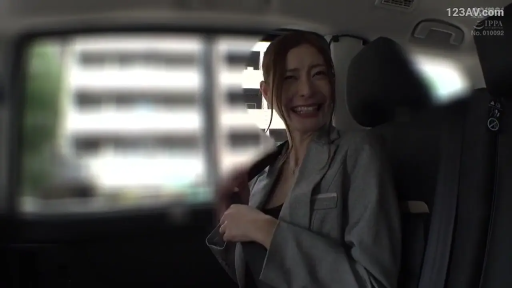 中景 · 自然 · 职场女性 · 坐位 · 安全带 · 灰色职业西装 · 整理领口 · 汽车内室