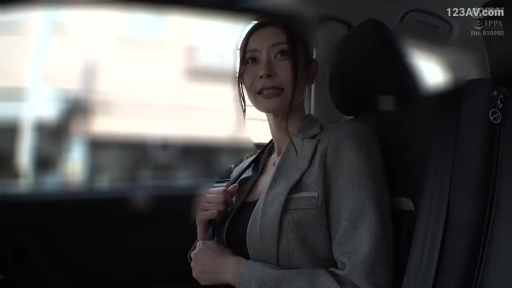 Sitting Posture · Medium shot · 平静 · 车内 · Side face · Seat belt · 西装外套 · Adjust clothing