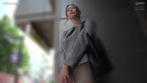 中景 · 站姿 · 职业装 · 户外