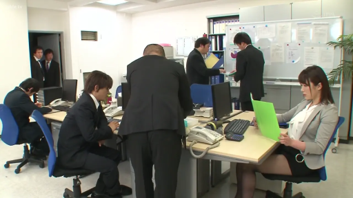 坐姿 · 专注 · 办公室 · 办公桌 · 全景 · 办公 · 日常 · 职业正装