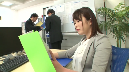 坐姿 · 专注 · 办公室 · 中景 · 职业装 · 文件夹 · OL · 工作