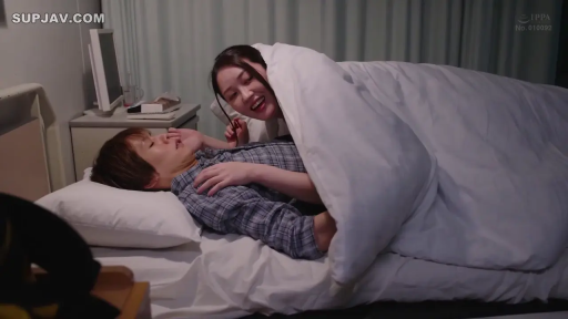 病床 · 医院 · 角色扮演 · 微笑 · 上半身特写 · 抚摸 · 躺姿 · 病服