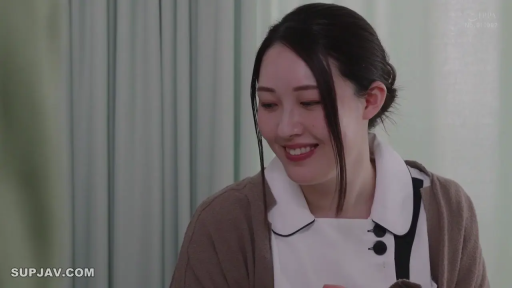 室内 · 坐姿 · 脸部特写 · 交流 · 窗帘 · 亲切 · 盘发 · 看护制服