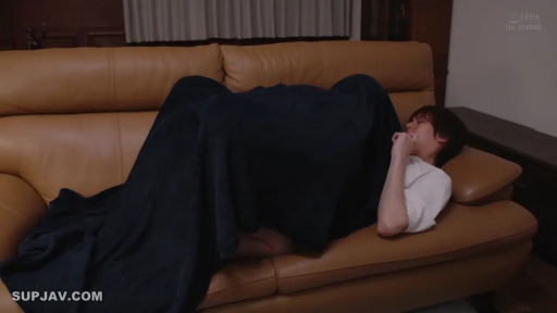 白色短袖 · 侧卧 · 惊讶 · 客厅沙发 · 毛毯内动作 · 深色毛毯 · 多人暗示