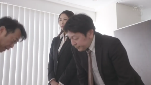 室内 · 口交 · 跪姿 · 面部特写 · 哭泣 · 白T恤 · 唾液