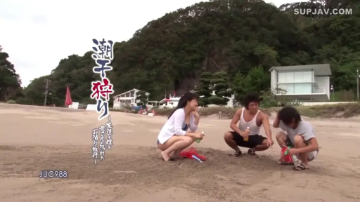 ビキニ · 蹲姿 · 全景 · 微笑 · チャット · 饮料瓶 · 海边