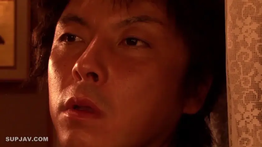 室内 · 迷離 · 顔のクローズアップ · 注視 · 仰頭 · 不明 · 亚洲男人