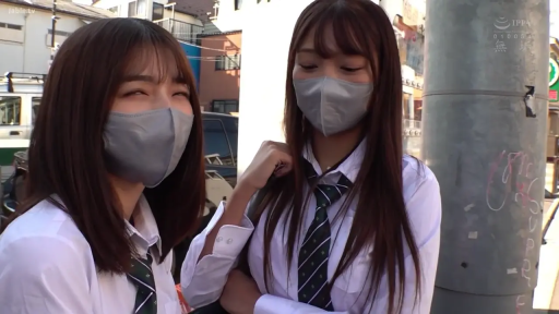站立 · 半身 · 交流 · JK制服 · 户外 · 口罩 · 戴口罩 · 两人