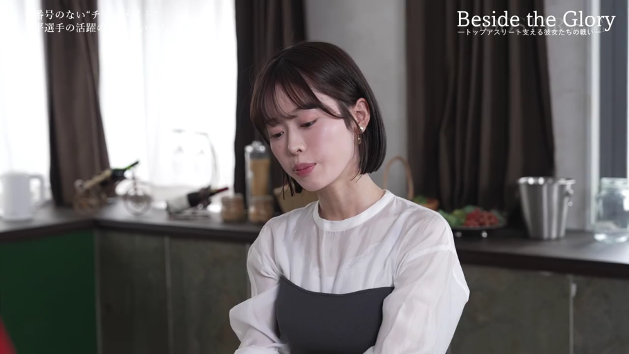 站立 · 平静 · 酒瓶 · 厨房 · 白色薄衫 · 胸部以上 · 日文字幕 · 低头观看