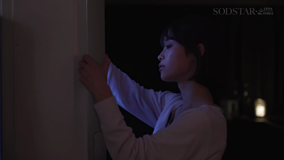 室内 · 忧郁 · 昏暗 · 侧脸特写 · 白色睡衣 · 侧站 · 触摸墙壁