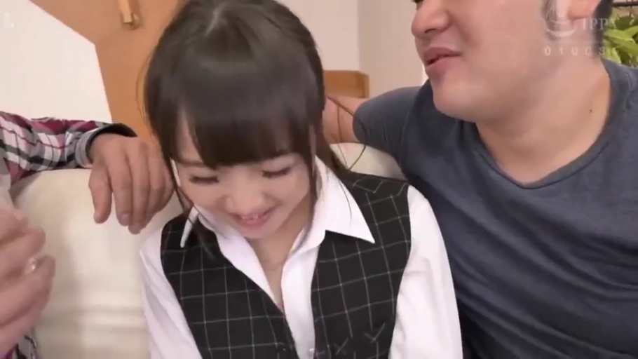 室內 · 坐姿 · 羞澀 · 中景 · 沙发 · 格纹背心 · 交流 · 多人