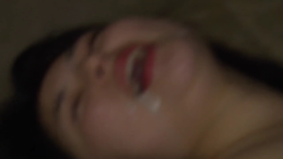 室内 · 脸部特写 · 裸体 · 躺卧