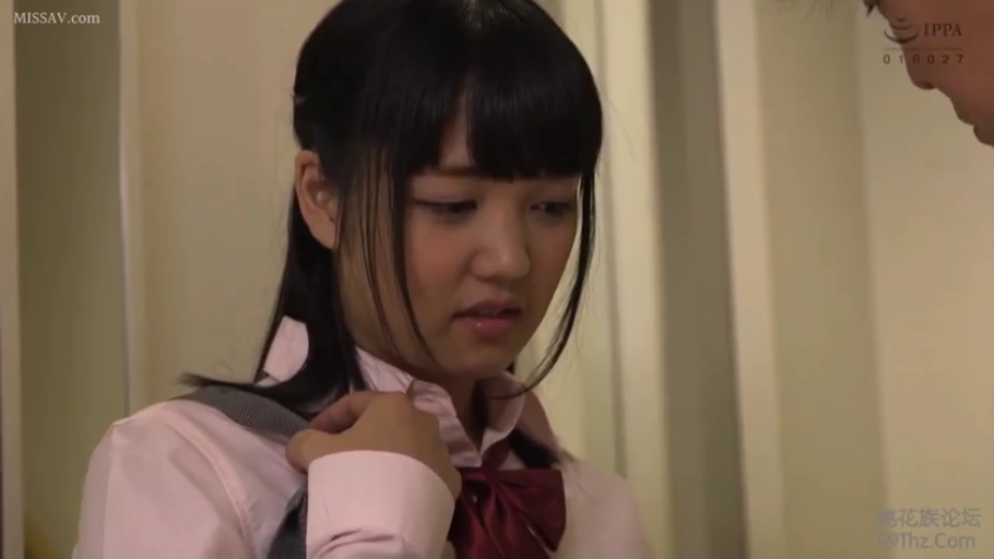 室内 · 委屈 · 站立 · 剧情 · 凝视 · 挎包 · 近景 · JK制服