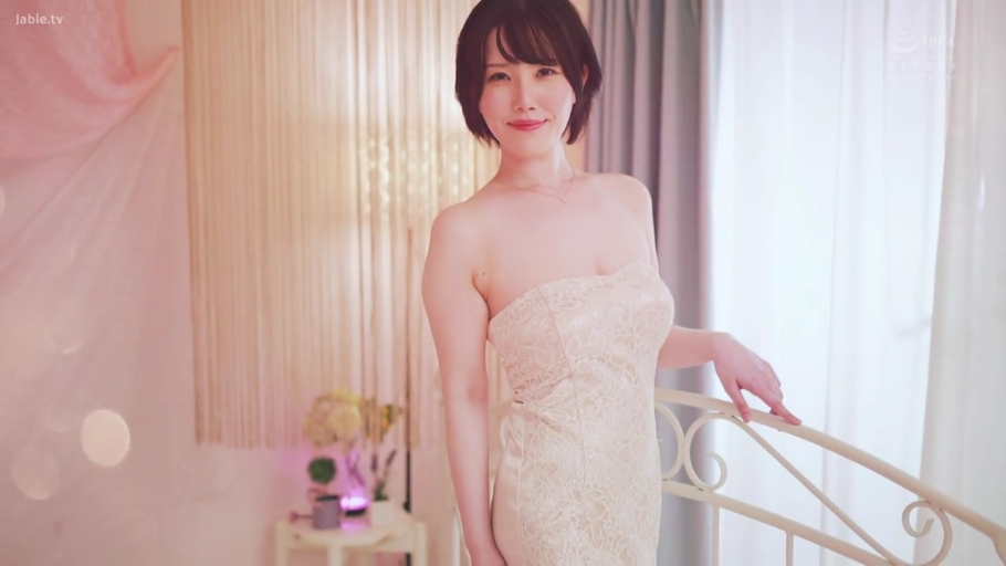 卧室 · 站立 · 半身 · 注视镜头 · 短发 · 温柔微笑 · 金属围栏 · 白色抹胸蕾丝裙