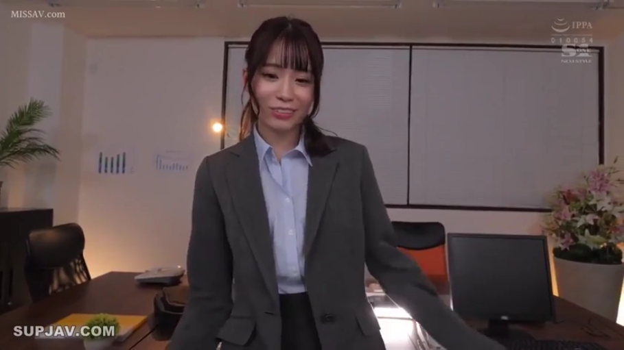 休息室 · 坐姿 · 交谈 · 中景 · 微笑 · 背包 · 外套 · 日常场景