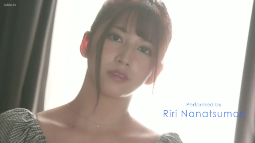 Indoor · Close-up of the face · Smile · Gaze · 正面 · 日常服 · 纯欲风