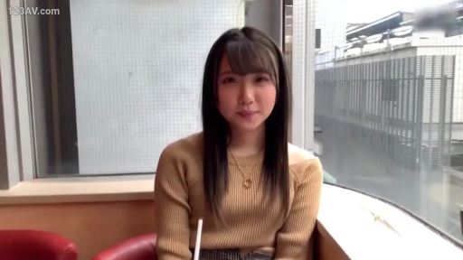 室内 · 坐姿 · 中景 · 微笑 · 凝视 · 棕色针织衫