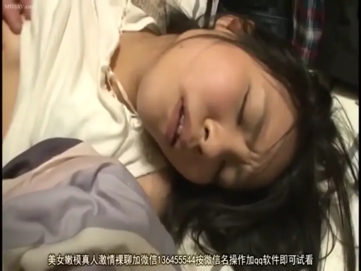 室内 · 性交 · 脸部特写 · 销魂 · 白色上衣 · 卧姿 · 高潮脸 · 被褥