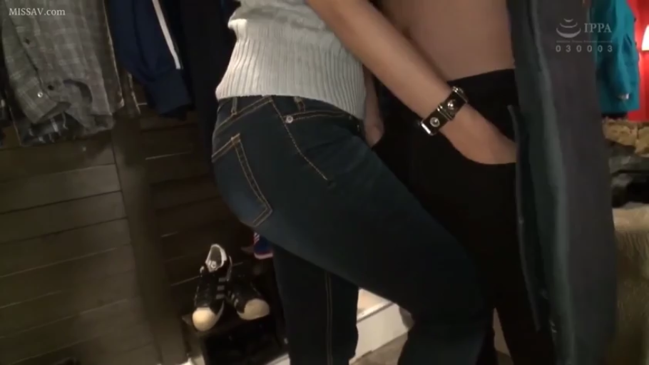 室内 · 下半身特写 · 高清 · 亲密接触 · 站立拥抱 · 衣架 · 紧身牛仔裤