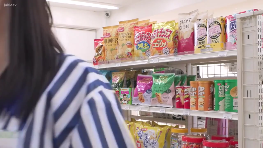 坐姿 · 全身 · 比基尼 · 微笑 · 椅子 · 访谈 · 演播室 · 综艺
