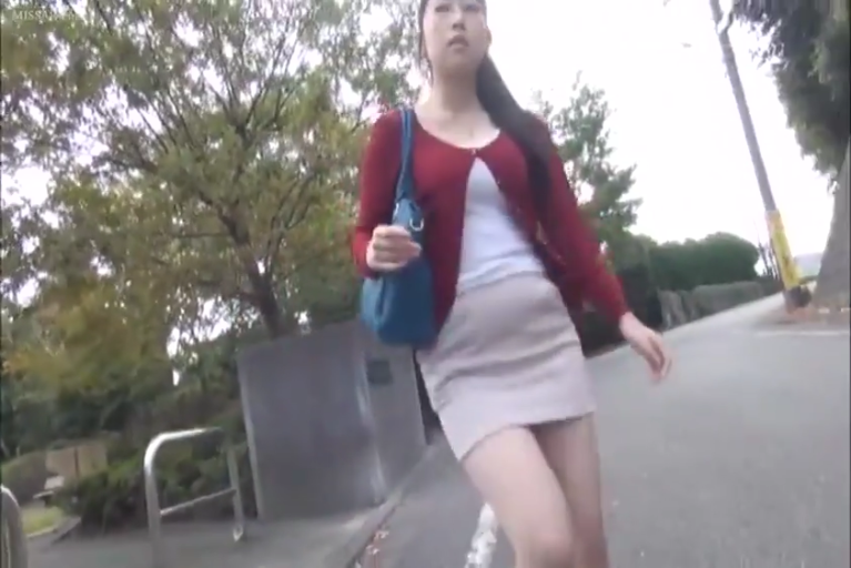 全身 · 自然 · 长发 · 浅色包臀裙 · 走姿 · 户外街道 · 步行 · 蓝色手提包