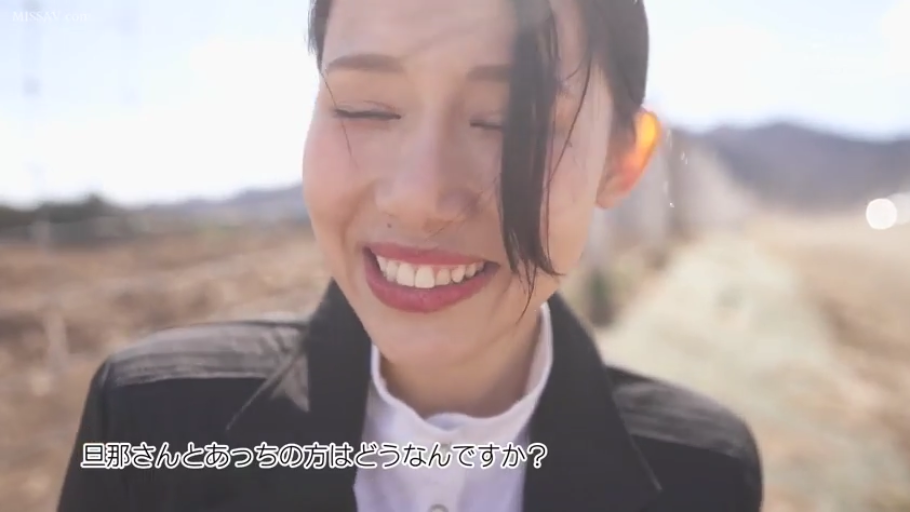 交谈 · 脸部特写 · 户外 · 正面 · 黑色西装 · 日文字幕 · 灿烂笑容