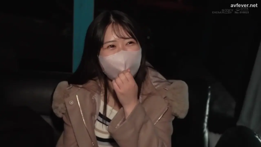 室内 · 坐姿 · 羞涩 · 面部特写 · 长发 · 口罩 · 遮掩 · 连帽大衣