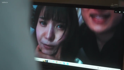 室内 · 面部 · 第一视角 · 电脑 · 便装 · 惊讶 · 凑近 · 窥视