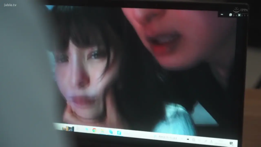 室内 · 陶醉 · 电脑 · 特写 · 常服 · 亲昵 · 亲热 · 视频