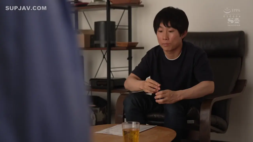 Sitting Posture · Conversation · Serious · Living room · Casual wear · 茶杯 · Male