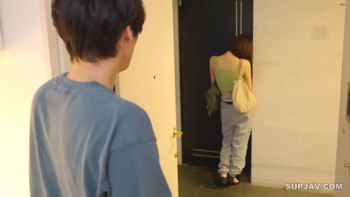 站立 · 全景 · 开门 · 剧情 · 挎包 · 玄关 · 绿色吊带