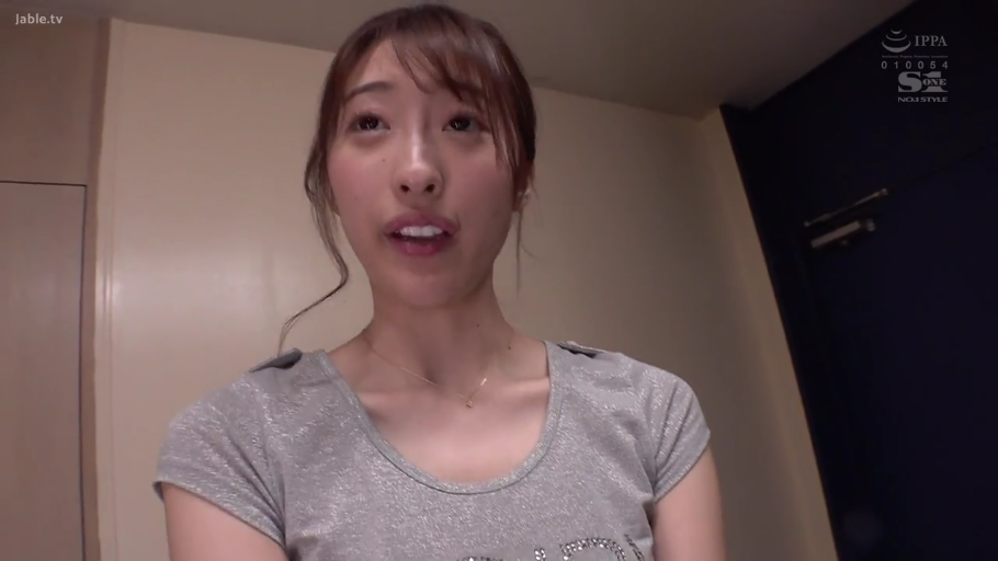 室内 · 站立 · 面部特写 · 灰色T恤 · 惊讶 · 看向镜头 · AV截图