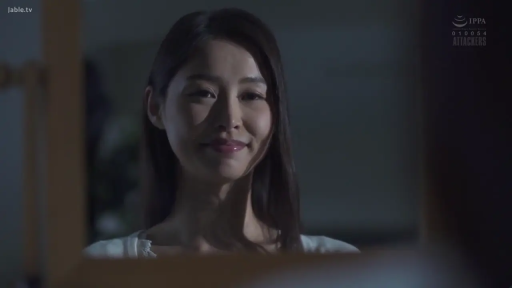 室内 · 脸部特写 · 微笑 · 白色蕾丝上衣 · 凝视 · 长发 · 正面 · 镜子