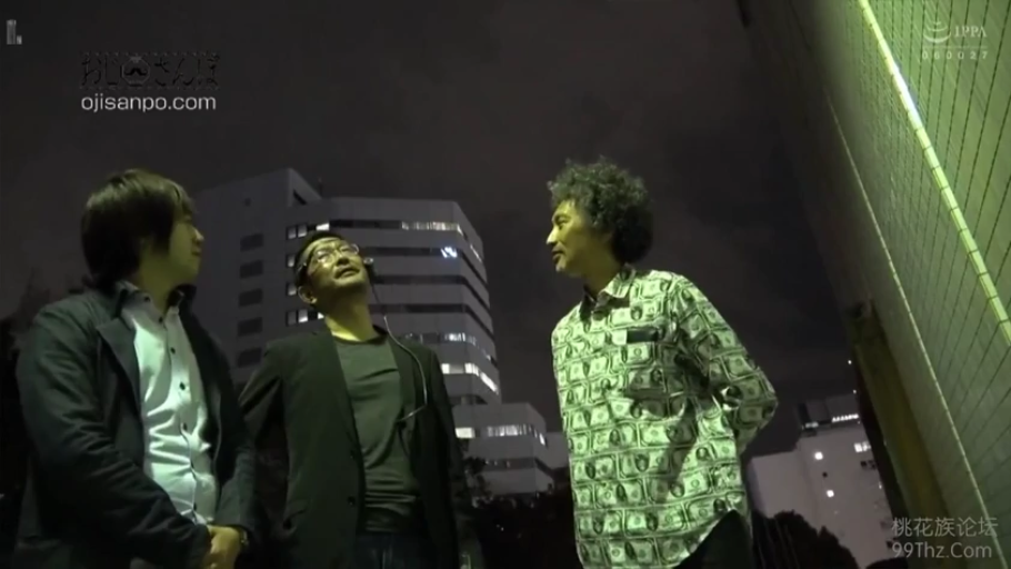 交谈 · 全身 · 站立 · 字幕 · 自然 · 挎包 · 玄关 · 白色上衣与紫色短裙