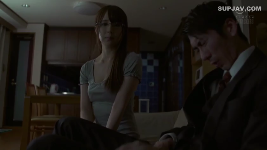 坐姿 · 严肃 · 眼镜 · 客厅 · 半身 · 暗光 · 日常装 · 独处