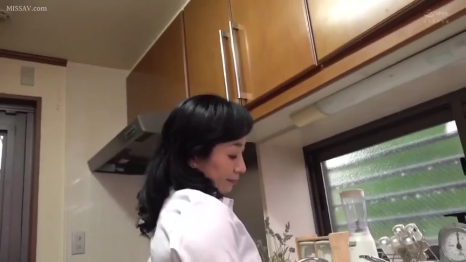 室内 · 坐姿 · 交谈 · 平静 · 双人 · 毛衣 · 双人特写 · 鞋架