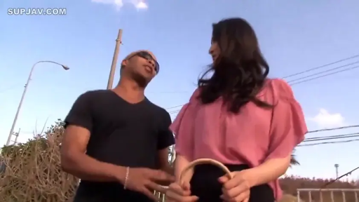 Conversation · Stand · Medium shot · 自然 · Pink chiffon blouse · Outdoor Street · 墨镜 · 阳光下