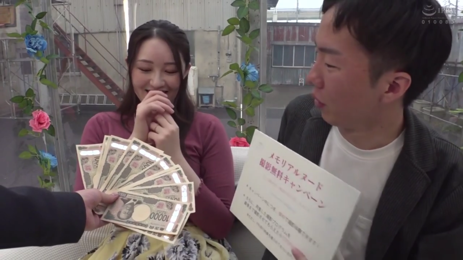 室内 · M字开腿 · 私处 · 束缚 · 高潮 · 手指自慰 · 金属链 · 皮衣绑带
