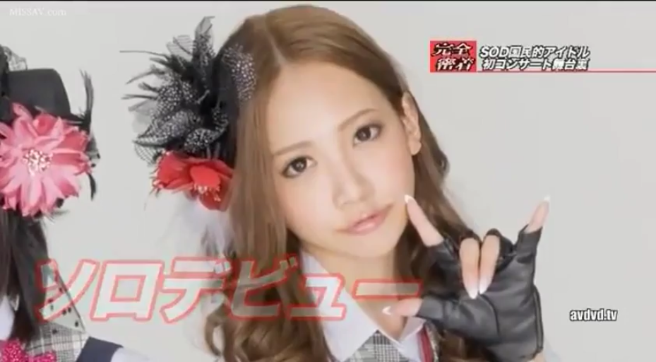 脸部特写 · 甜美 · 摄影棚 · 花朵头饰 · 静态拍摄 · 比心手势 · 三上悠亚 · 偶像制服