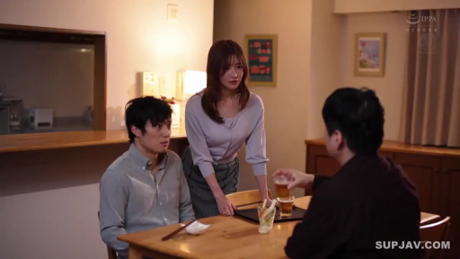 站立 · 餐桌 · 多人 · 餐厅 · 倒酒 · 温和 · 紫色开衫