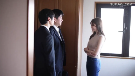 室内 · 交谈 · 中景 · 站姿 · 微笑 · 无袖上衣 · 多人