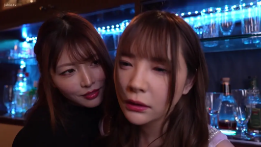 迷离 · 酒瓶 · 调情 · 酒吧 · 日常服饰 · 双人近景 · 依偎 · 蓝光氛围