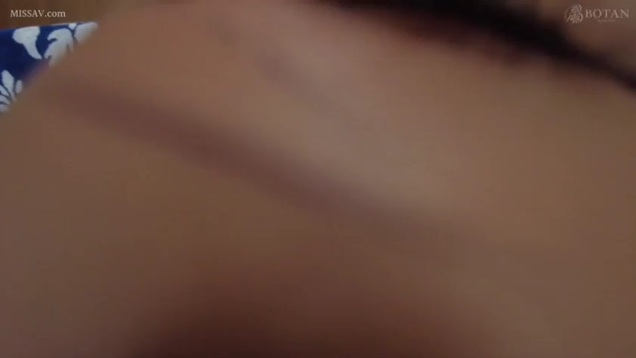 室内 · 全裸 · うつ伏せ · ぼかし · 背部 · 休息 · 寝具